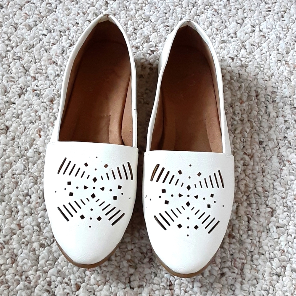 3/$25 A2 by aerosoles white flat shoes sz 8.5